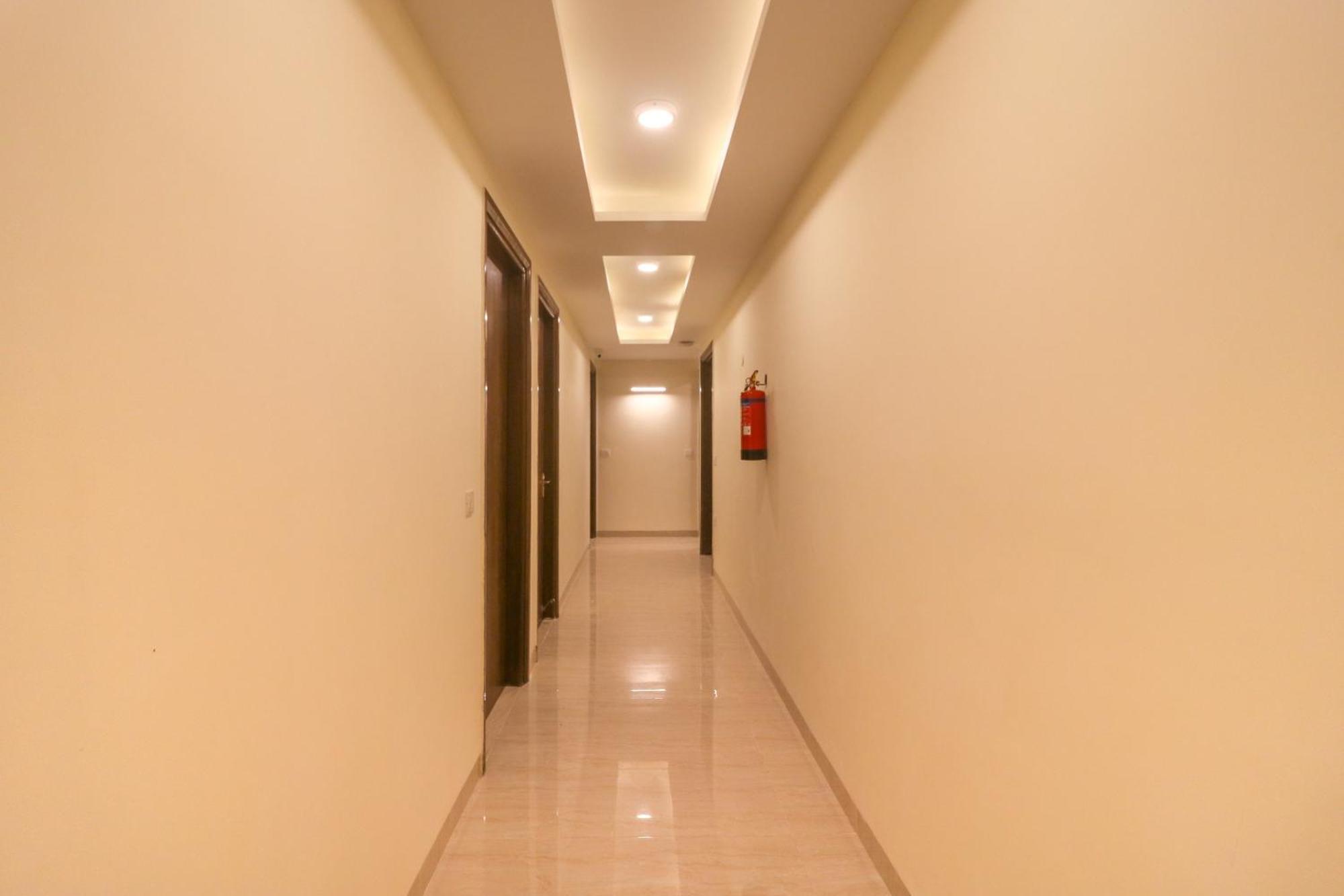 Super Hotel O Comfort Residency Near Artemis Hospital Гургаон Екстериор снимка