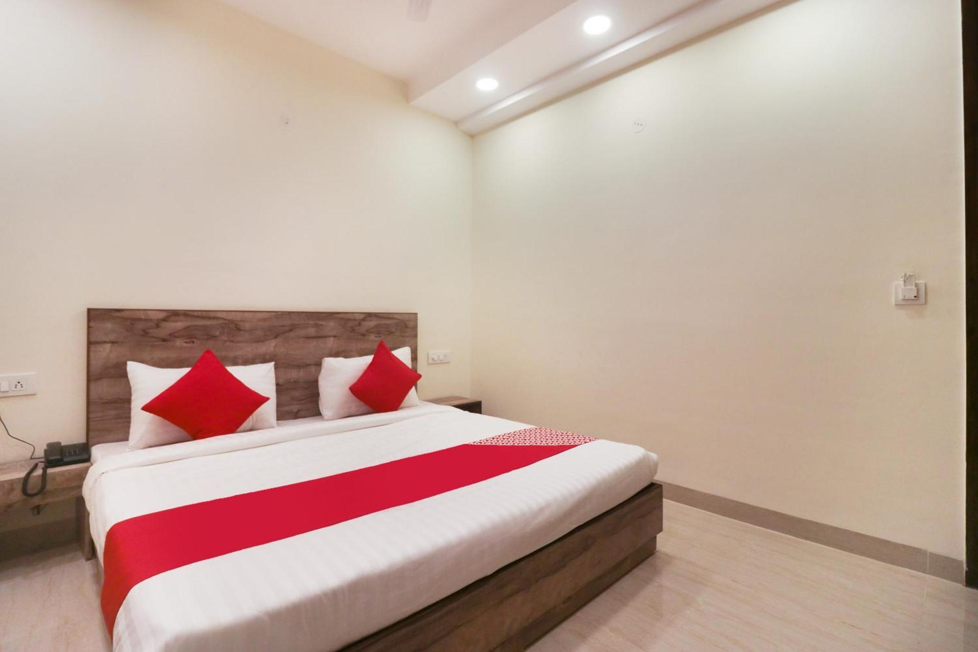 Super Hotel O Comfort Residency Near Artemis Hospital Гургаон Екстериор снимка