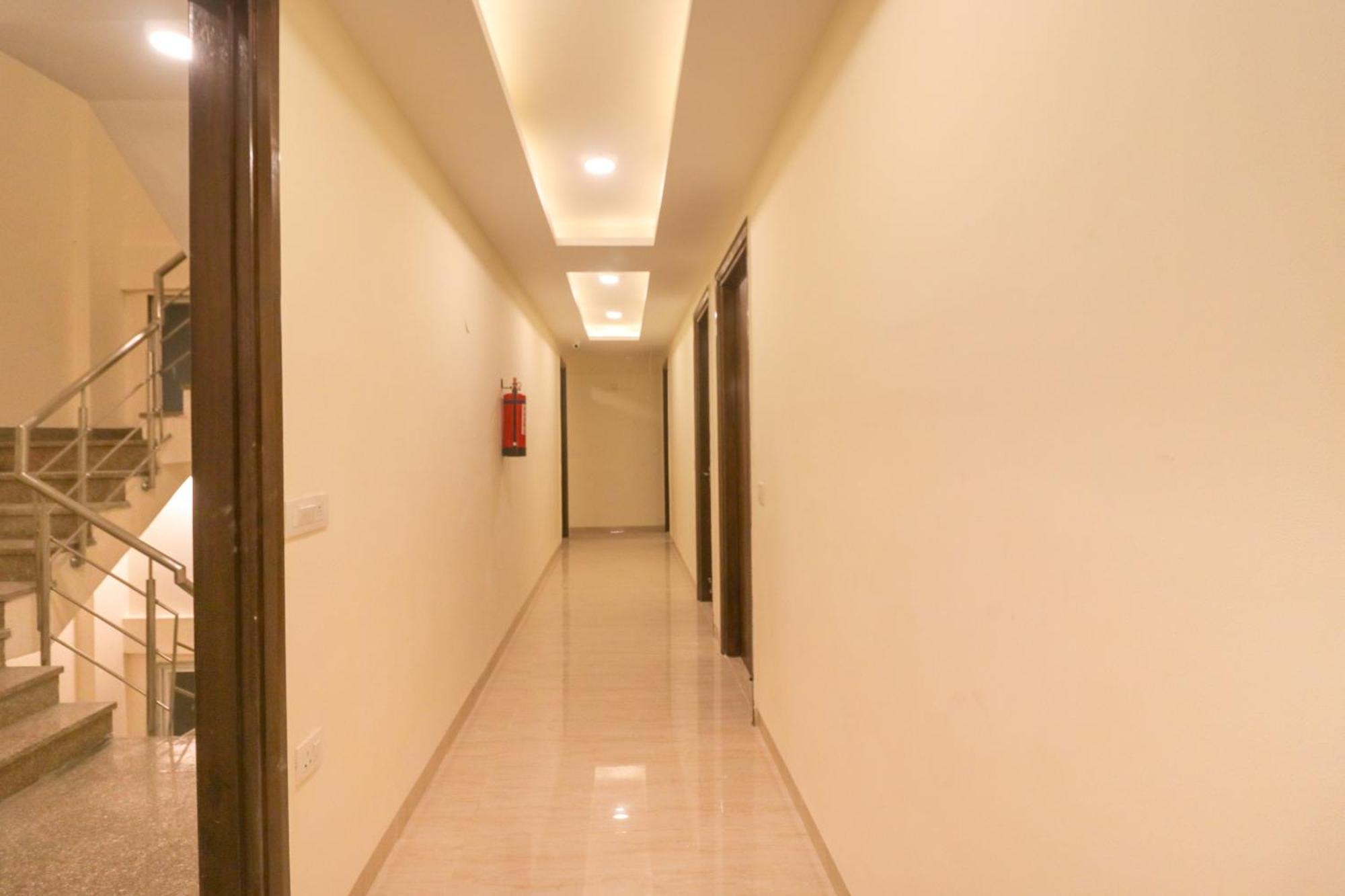 Super Hotel O Comfort Residency Near Artemis Hospital Гургаон Екстериор снимка