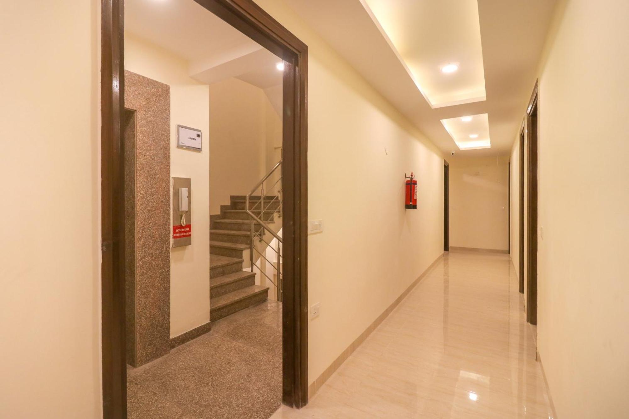 Super Hotel O Comfort Residency Near Artemis Hospital Гургаон Екстериор снимка